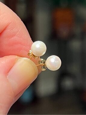 Vintage 14k Solid Yellow Gold White Pearl Stud Earrings